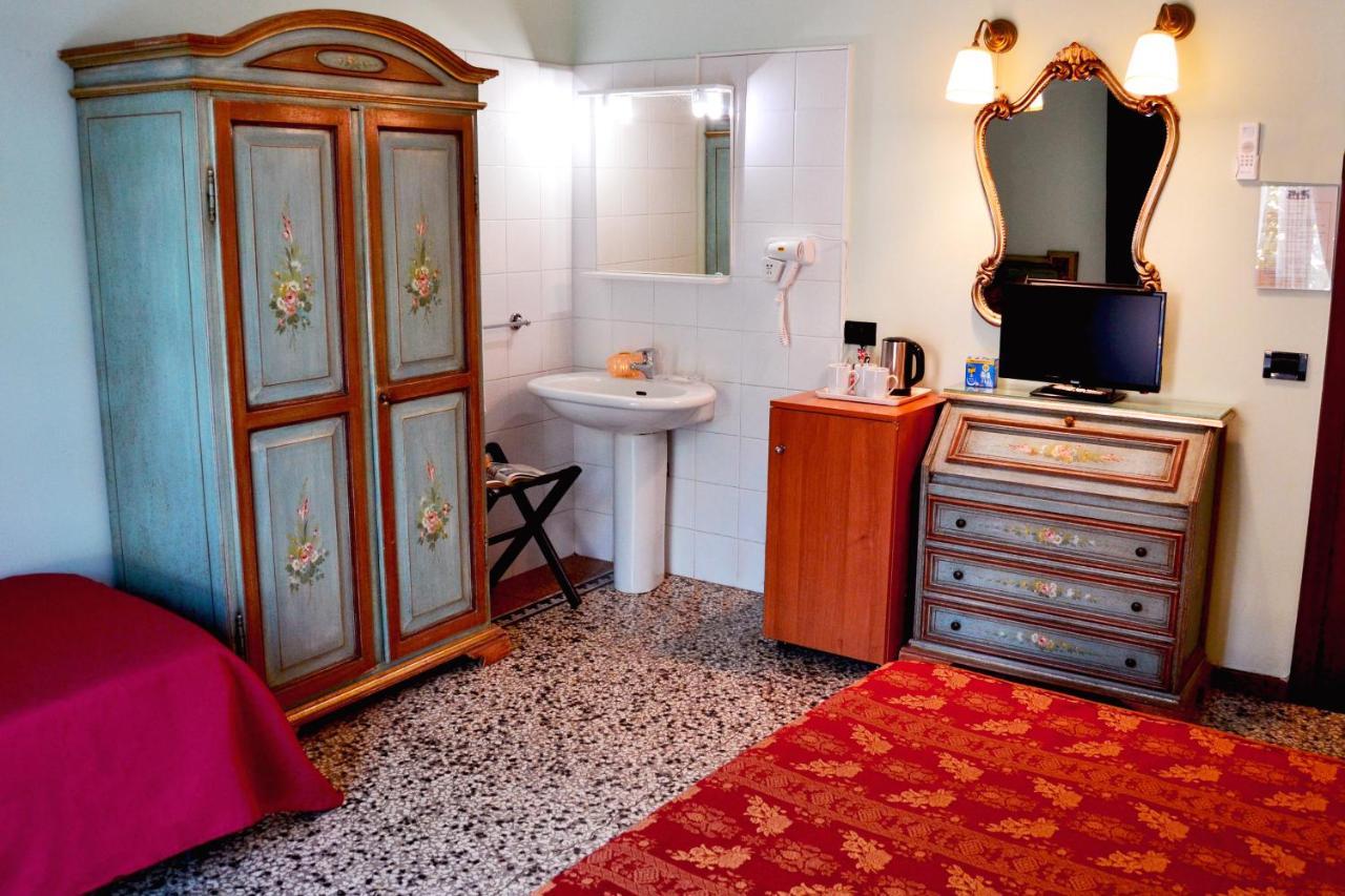 Camera Matrimoniale Standard con Bagno in Comune