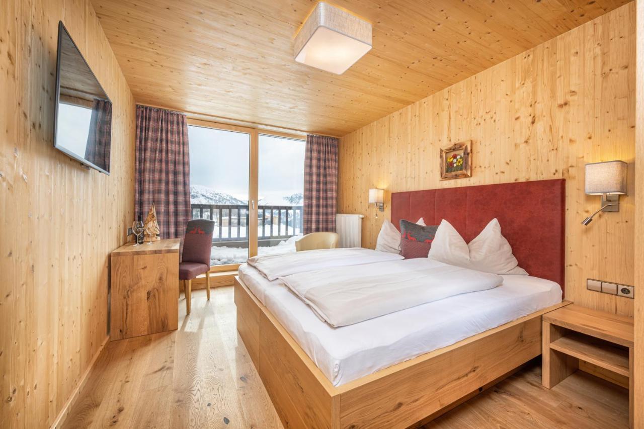 Doppelzimmer mit Balkon und Panoramablick auf die Berge