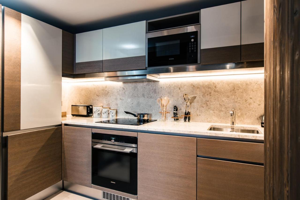 THREE-BEDROOM DELUXE FAMILY APARTMENT