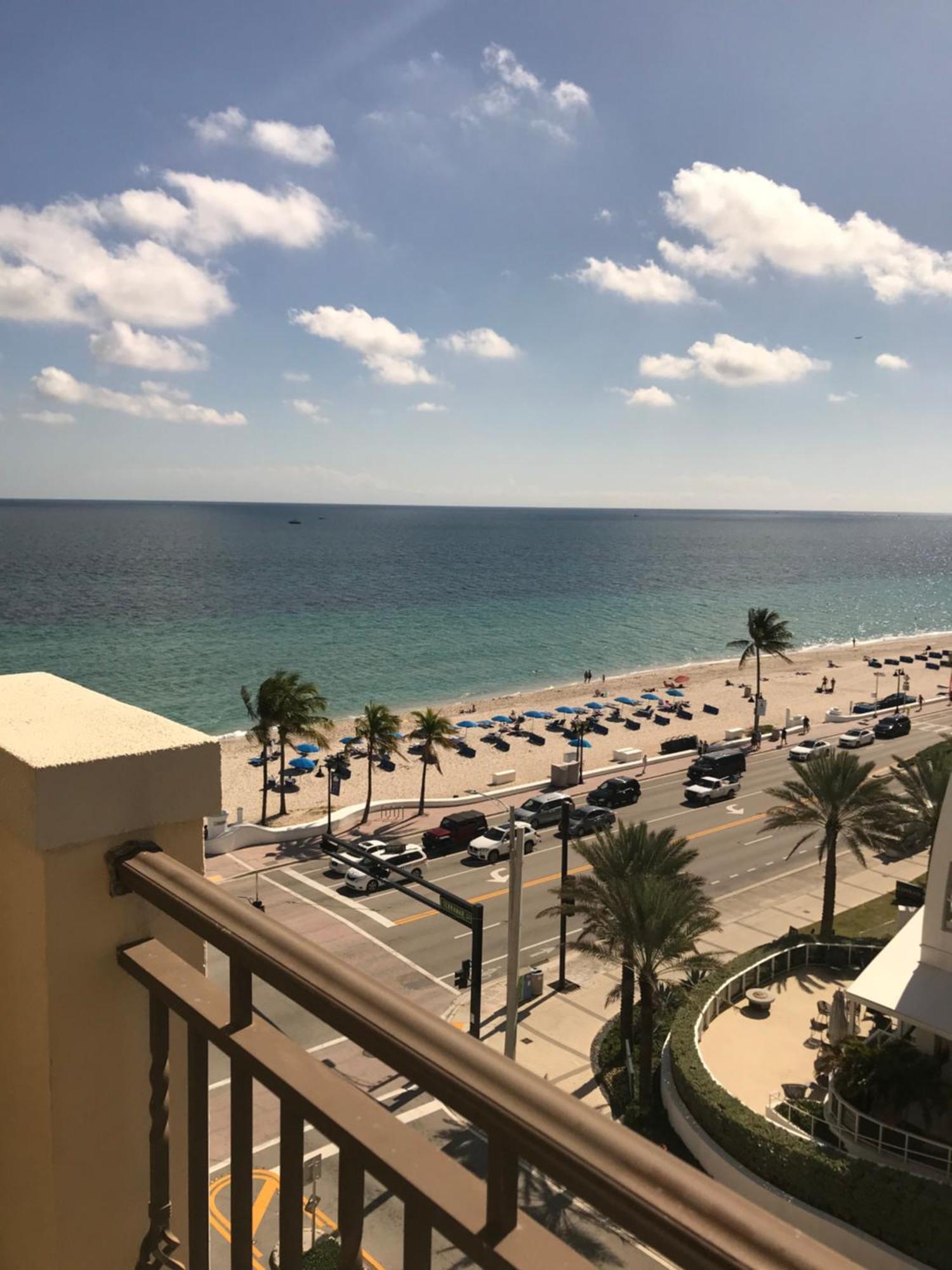 Suite con cama extragrande y vistas al mar