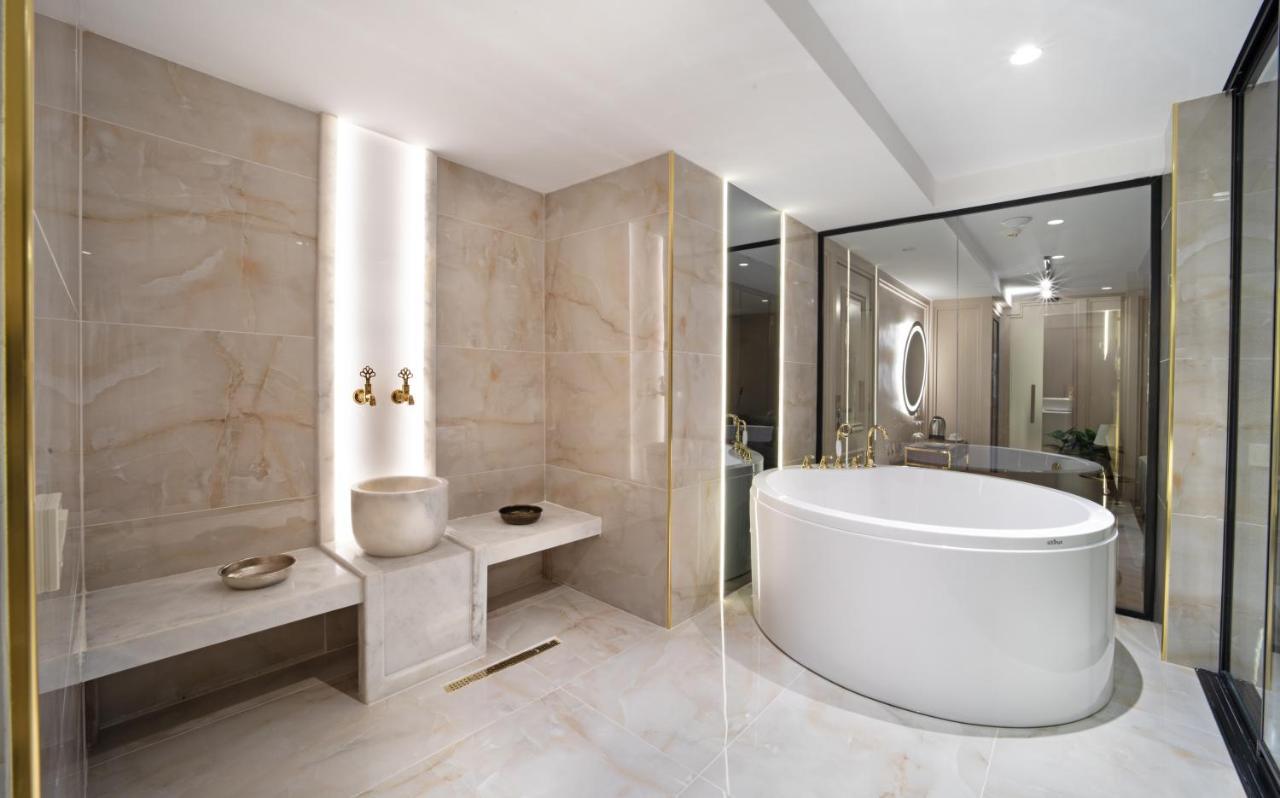 Executive Suite mit türkischem Hamam – Badewanne und Kamin