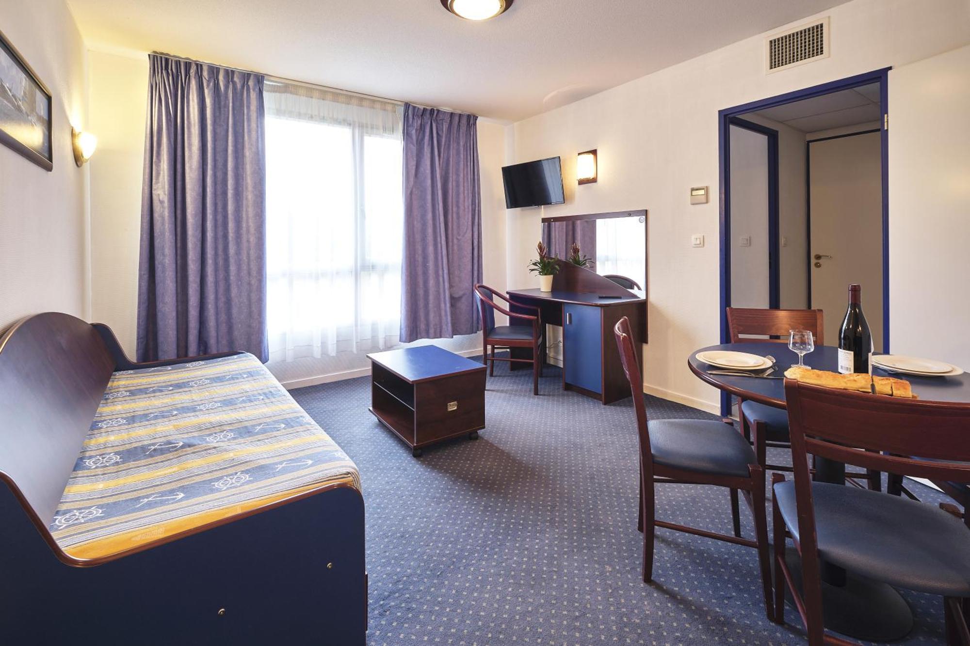 One Bedroom Apartment Twin