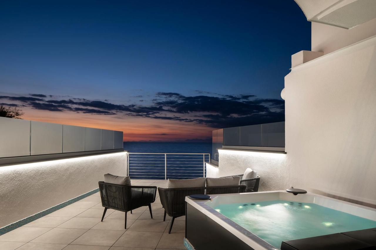 Suite Hot Tub,1263043333:JPEG