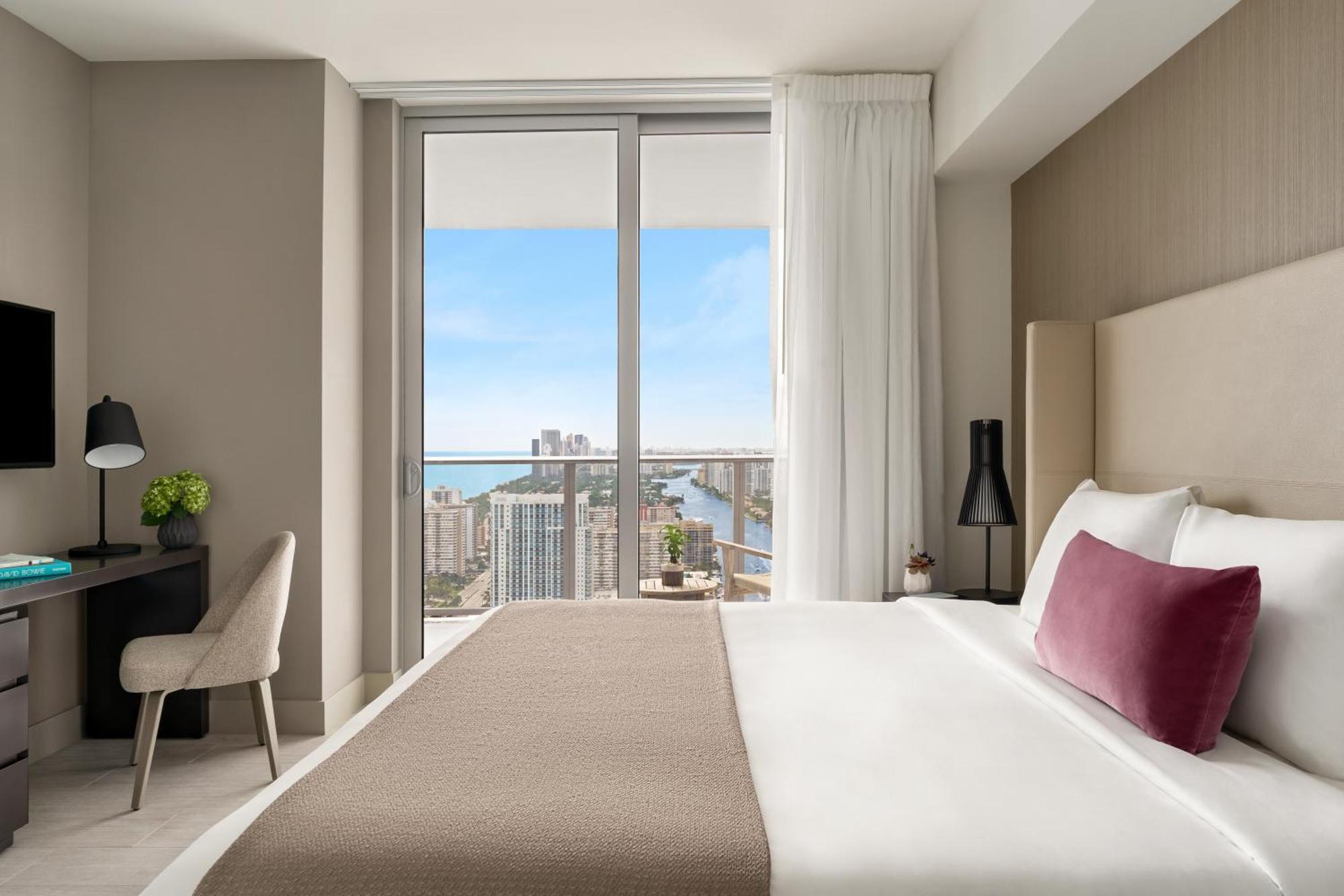 Suíte de Canto de 3 Quartos com Cozinha e Vista do Mar/Canal Intracoastal/Cidade
