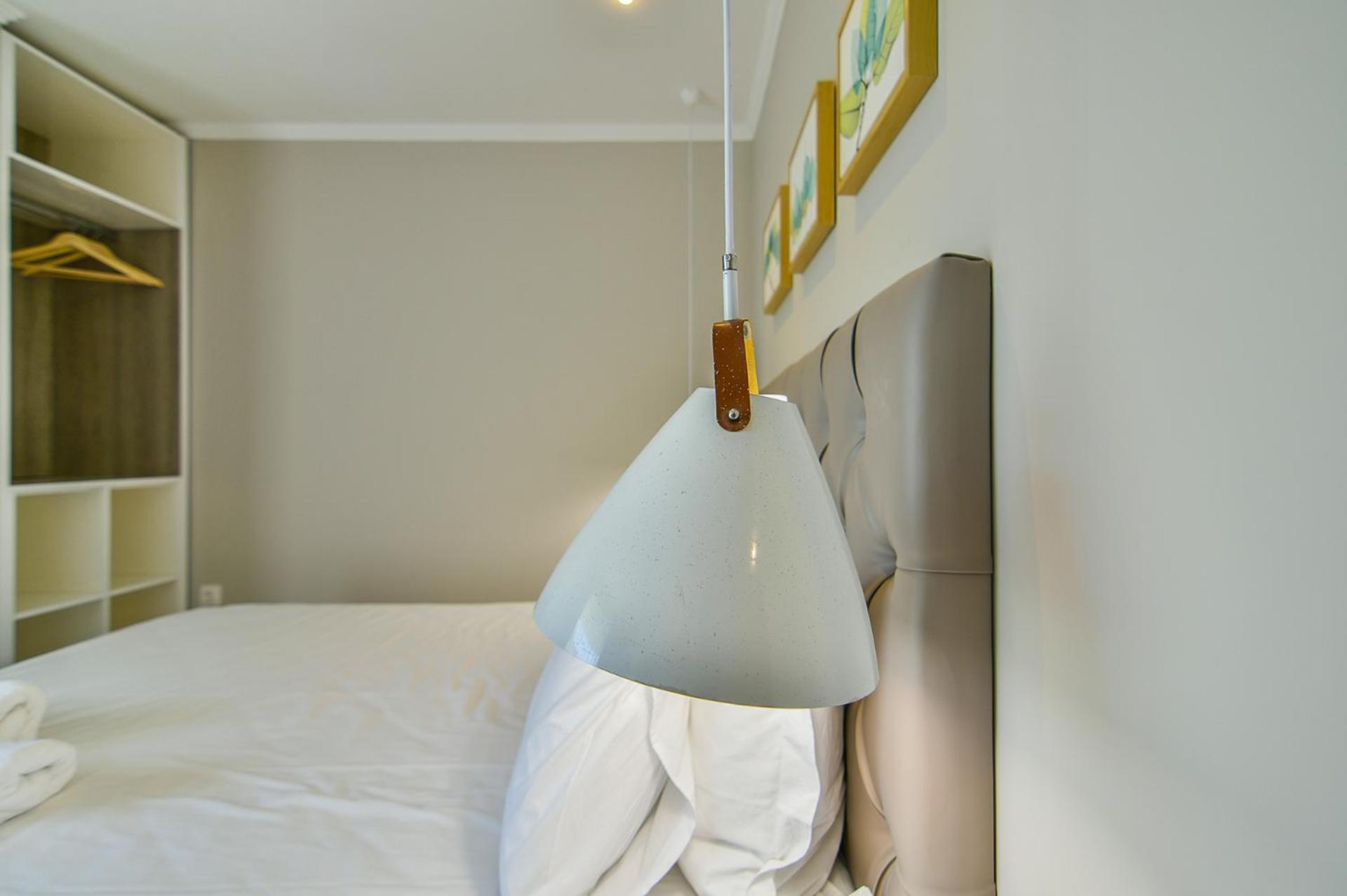 Habitación con cama grande y vistas al jardín