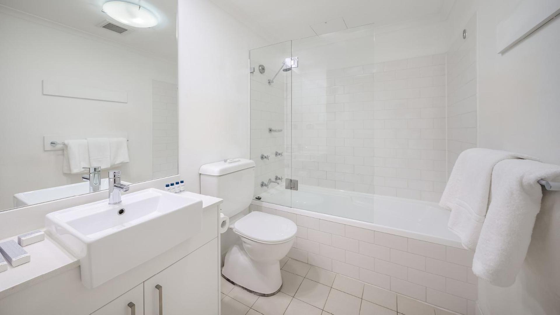 Two-Bedroom Apartment with Two Bathrooms,1530797521:JPEG