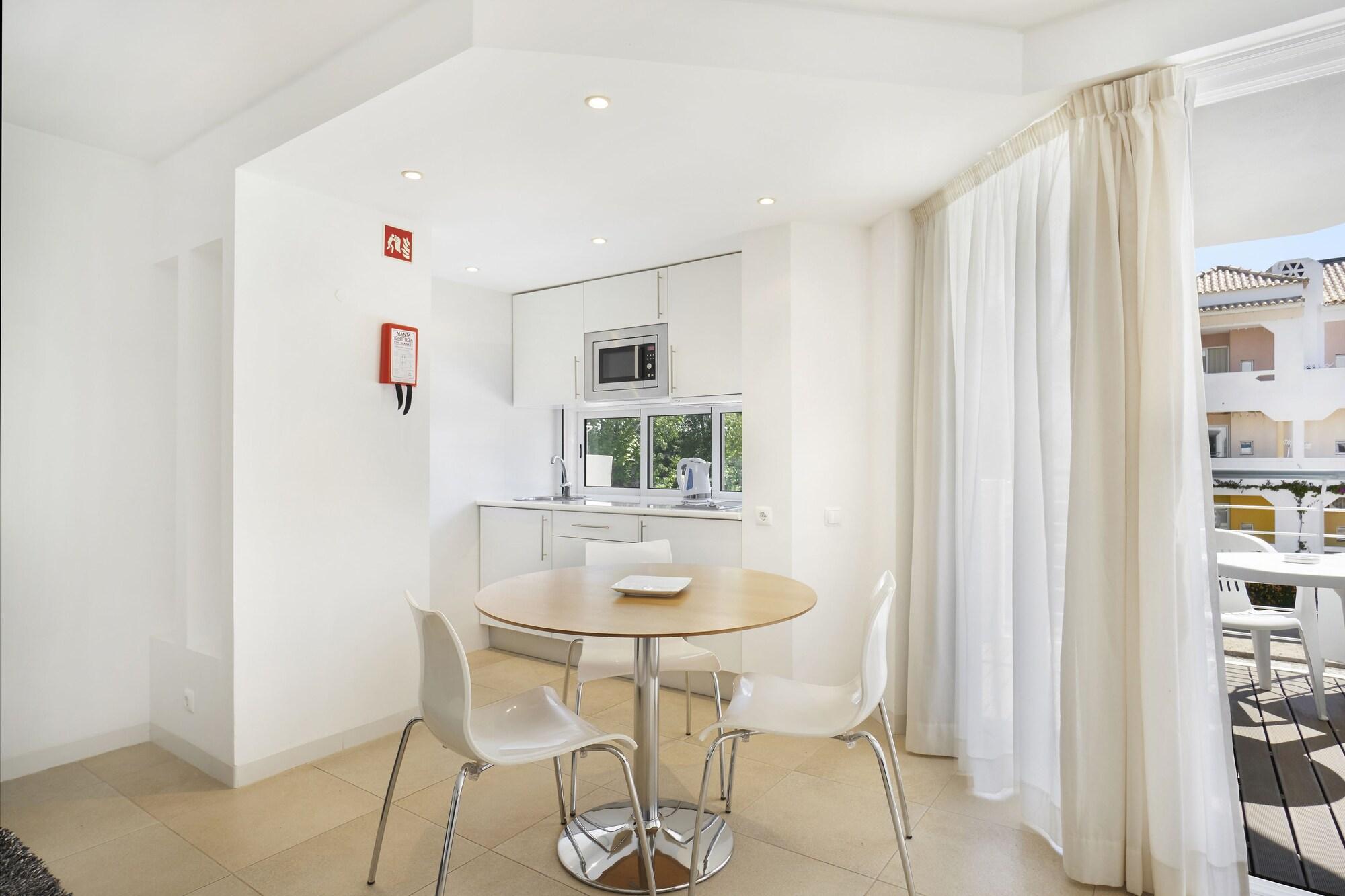 Superior Studio (2 Adults + 1 Child),1437672457:JPEG