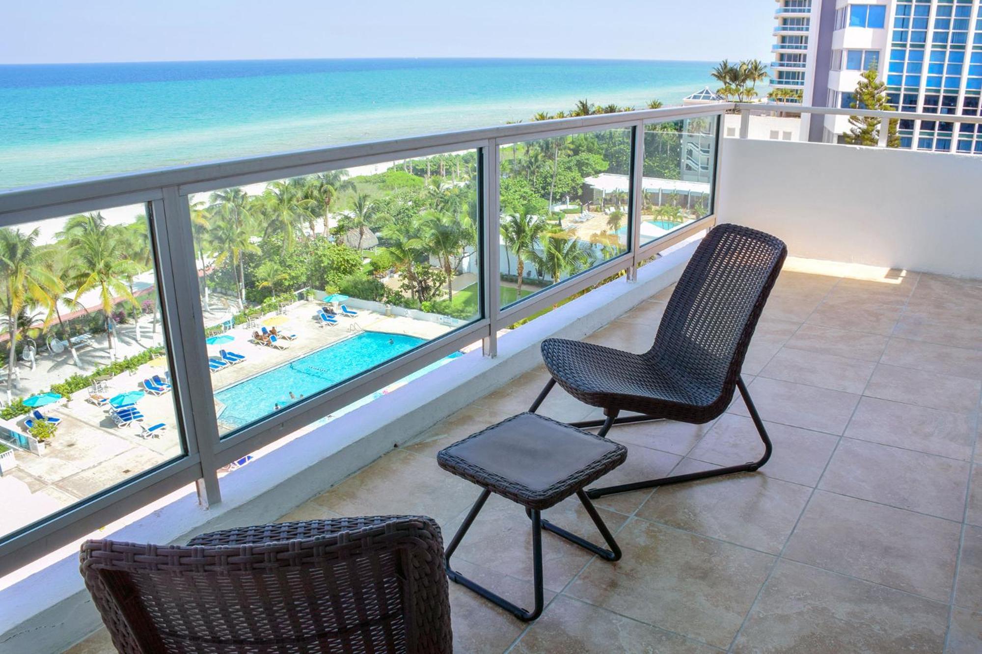 Deluxe Oceanview Suite 2 Bedroom & 2 Bath Kitchen