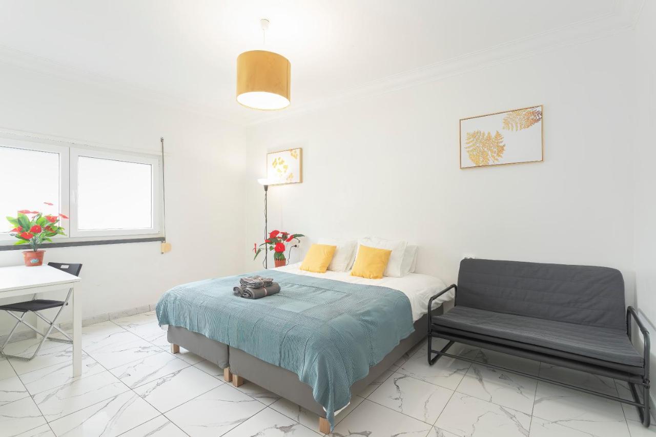 Quarto Triplo Básico com Casa de Banho Partilhada