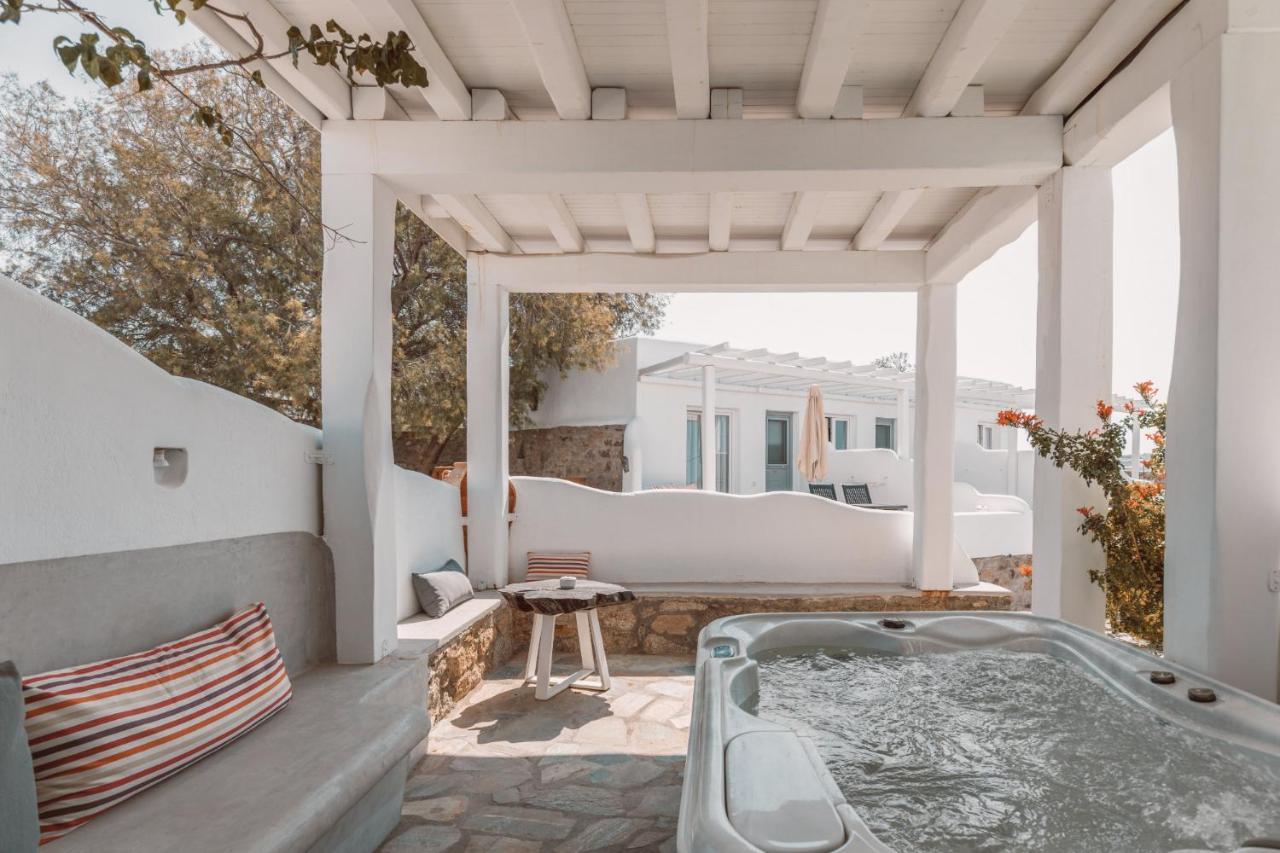 Suite Superior con jacuzzi al aire libre y vistas parciales al mar
