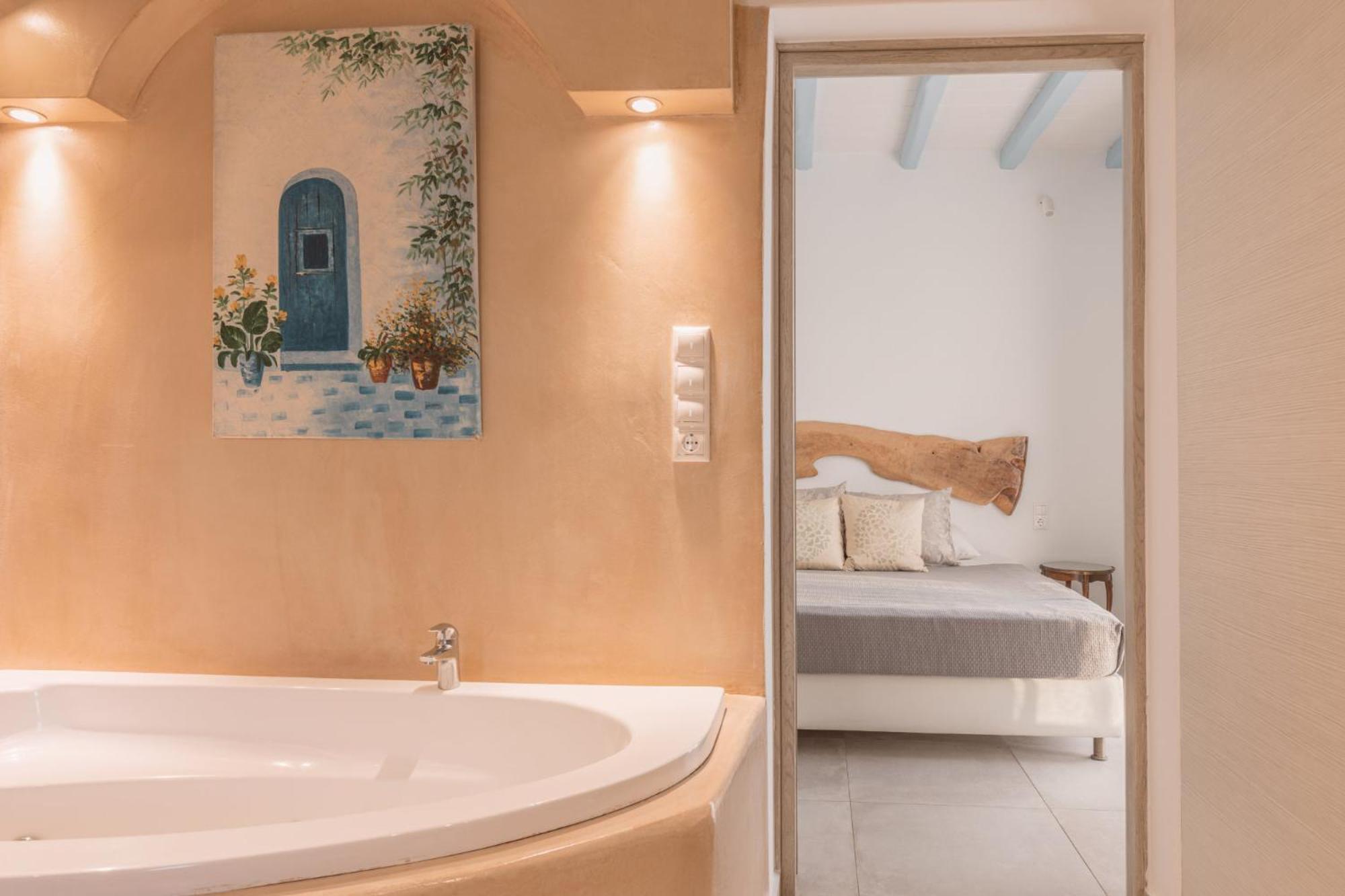 Suite Superior con bañera de hidromasaje interior y vistas panorámicas al mar
