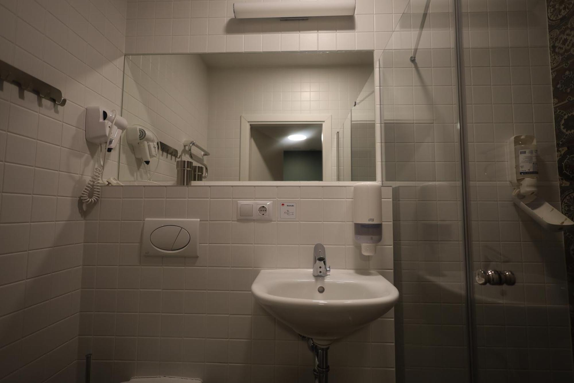 Tweepersoonskamer met 2 Aparte Bedden en Badkamer
