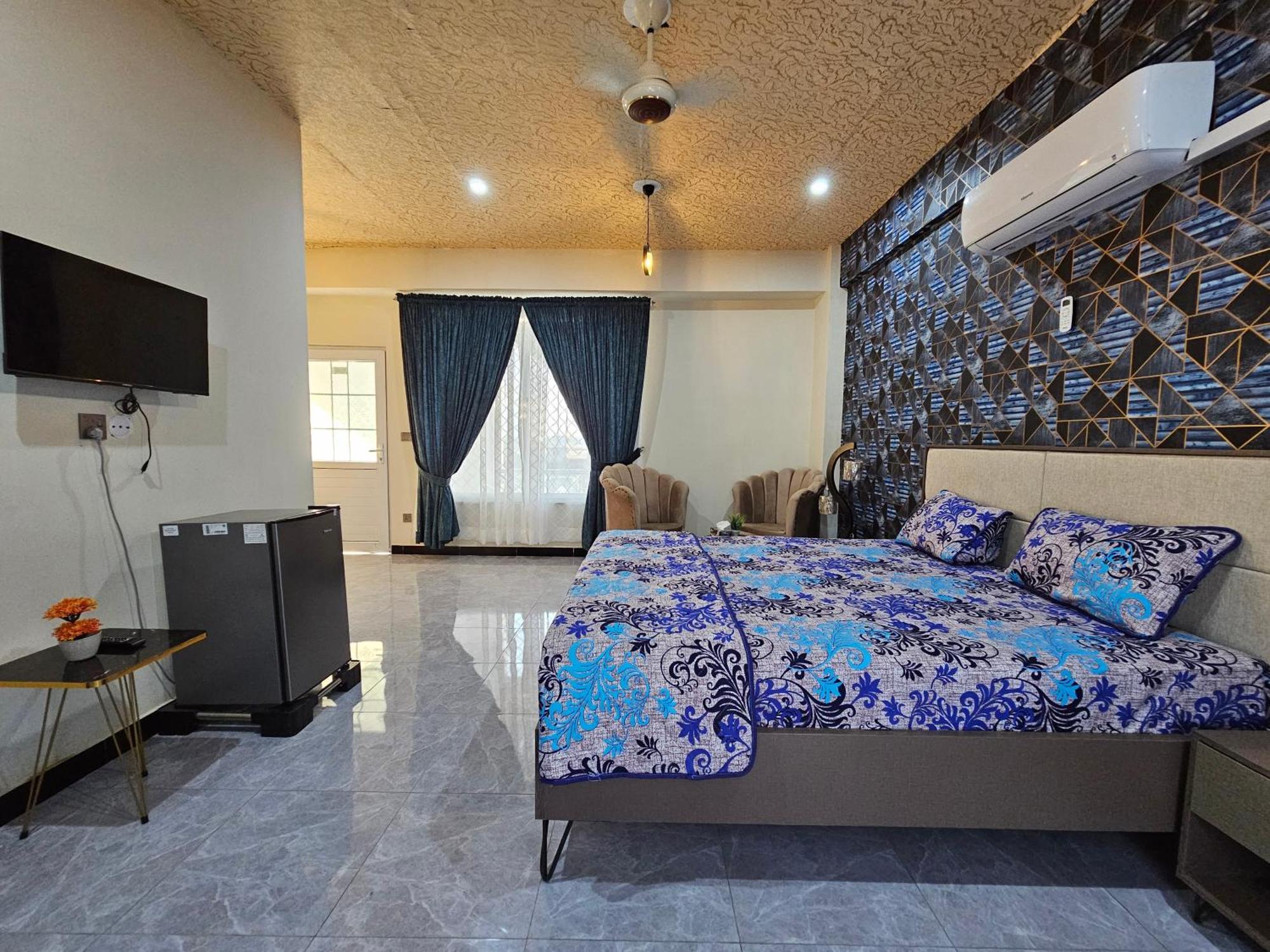 Executive Suite,1548034336:JPEG