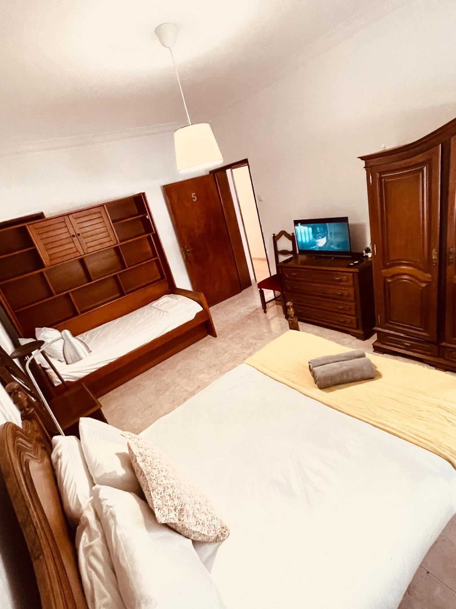 Quarto Triplo Básico com Casa de Banho Partilhada