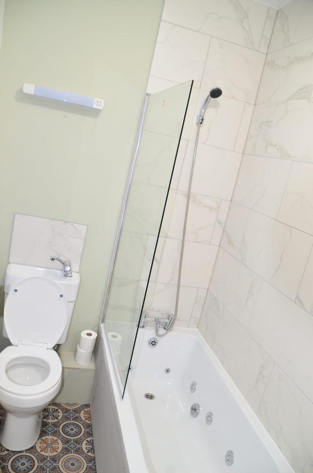 Deluxe Suite mit Whirlpool-Badewanne