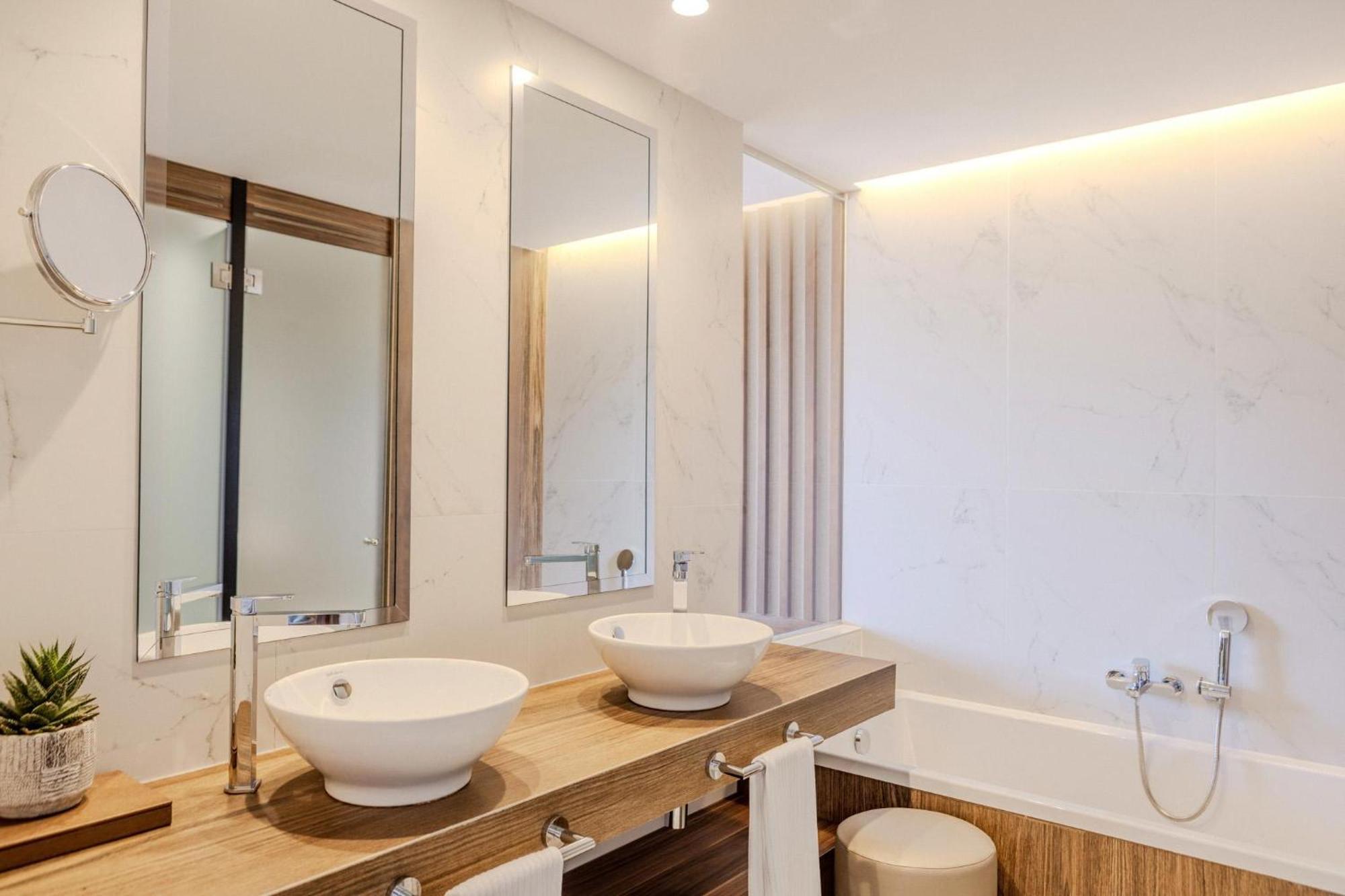 Junior Penthouse Suite mit Poolblick – Zafiro Club