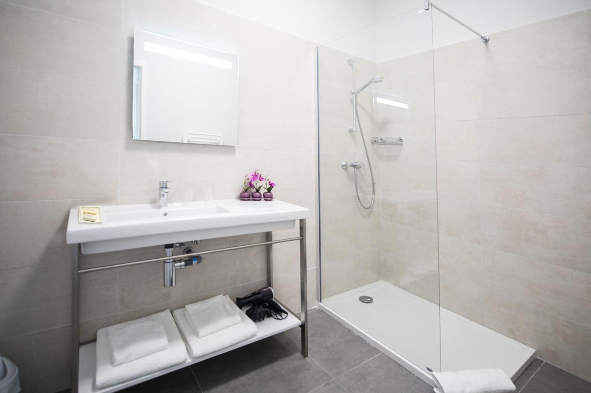 One-Bedroom Apartment with Sea View (1-4 Adults),1634444433:JPEG
