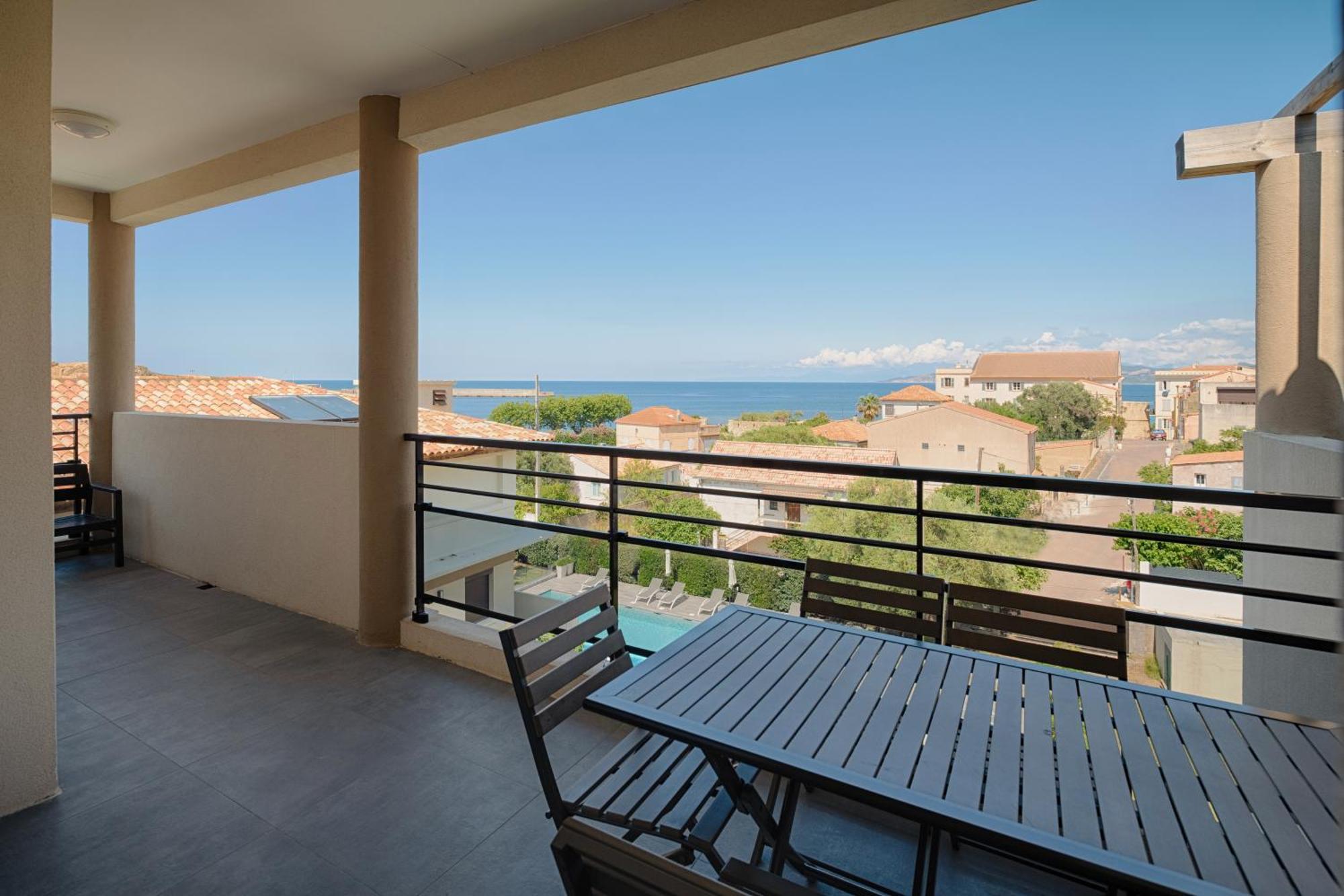 One-Bedroom Apartment Sea View