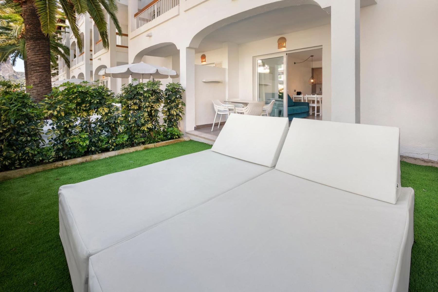 One-Bedroom Apartament Private Garden Pool Access,1651727731:JPEG