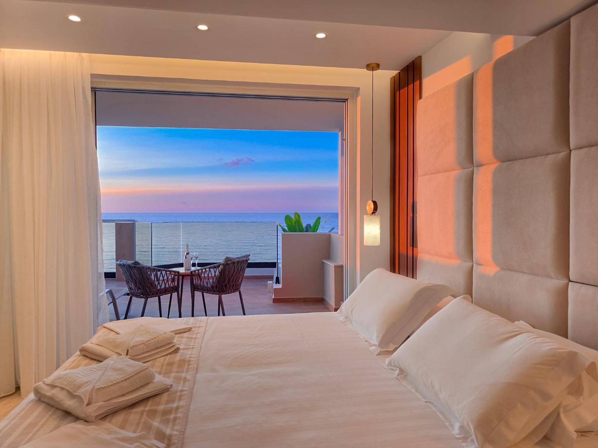 Deluxe Double Room with Balcony and Sea View