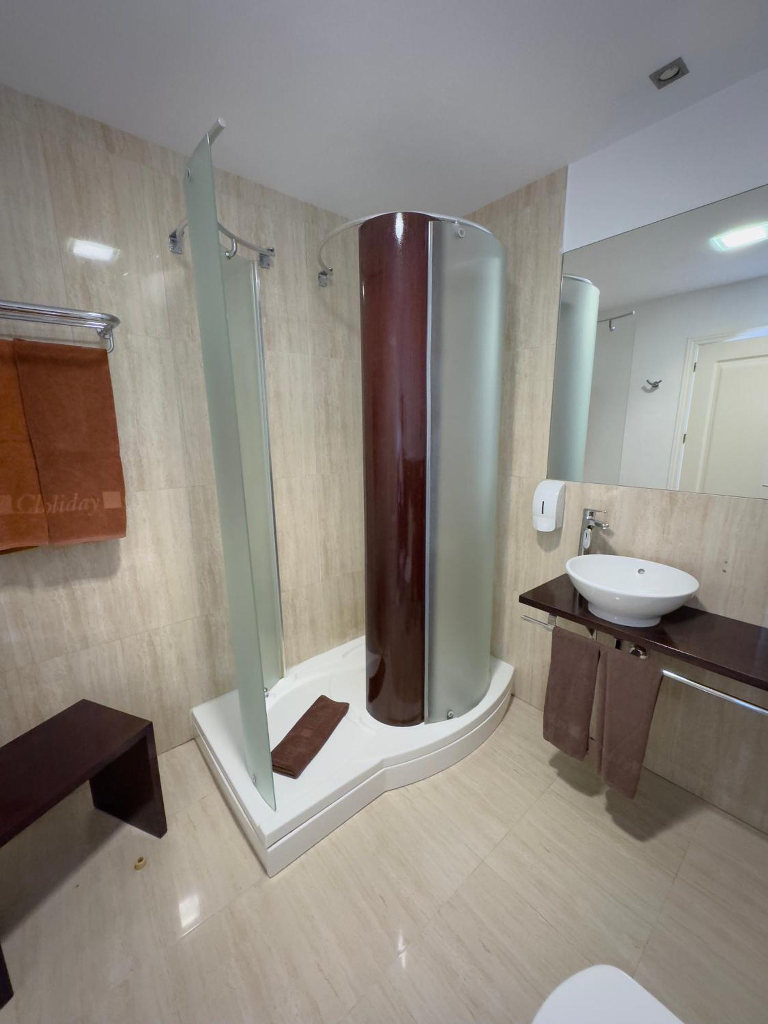 One-Bedroom Apartment with Jacuzzi