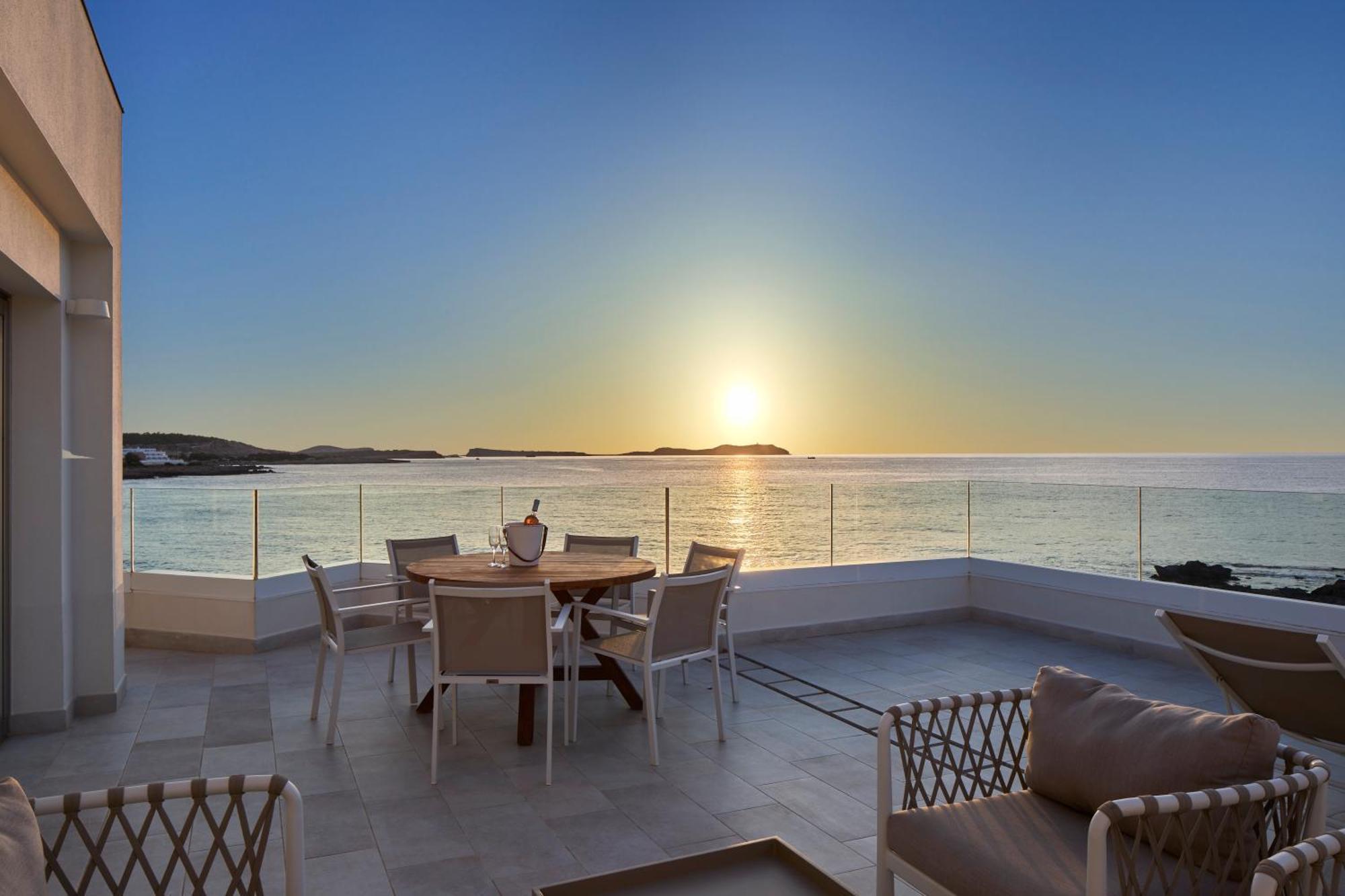 Suite Presidencial con 2 dormitorios, terraza amplia y vistas panorámicas al mar