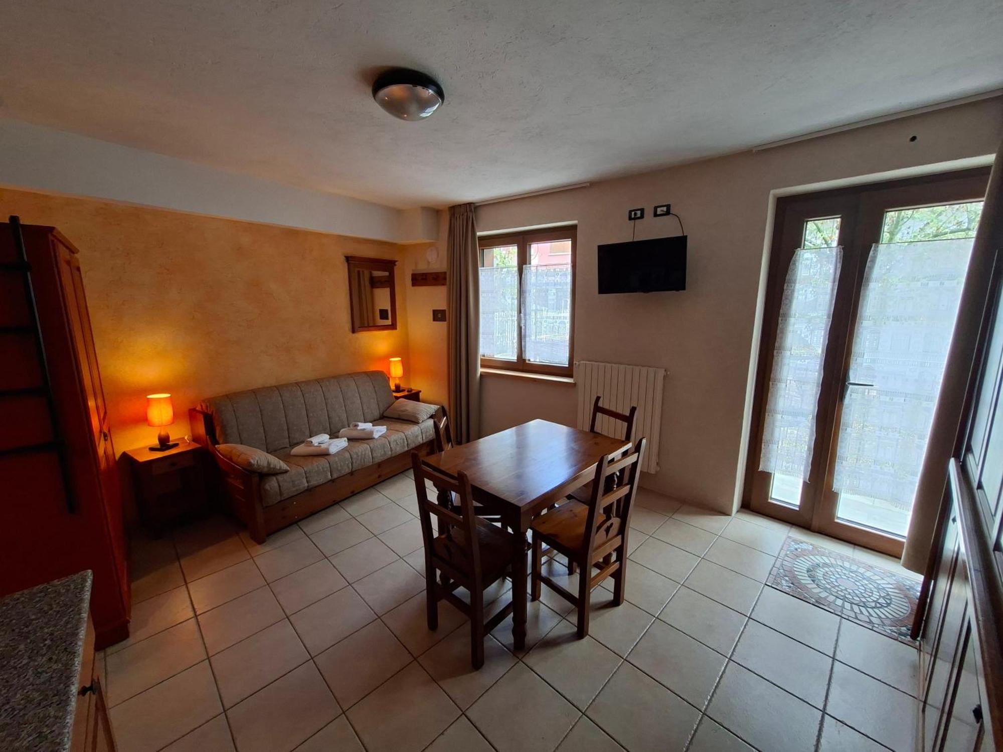 Studio (4 Adults),1722913077:JPEG