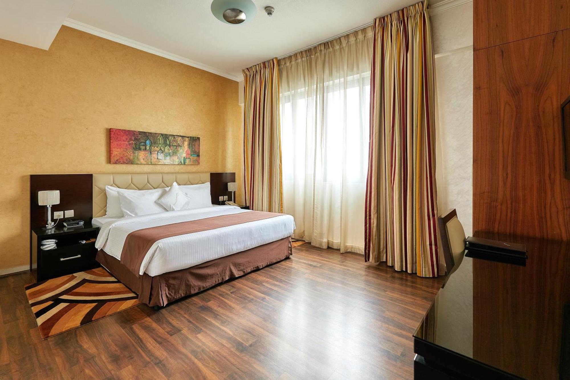 Deluxe One-Bedroom Apartment