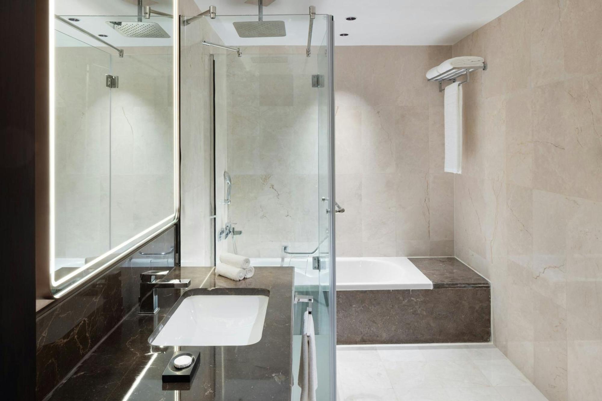 Suite Lit King-Size Exécutive avec Accès au Salon - Vue sur Ville