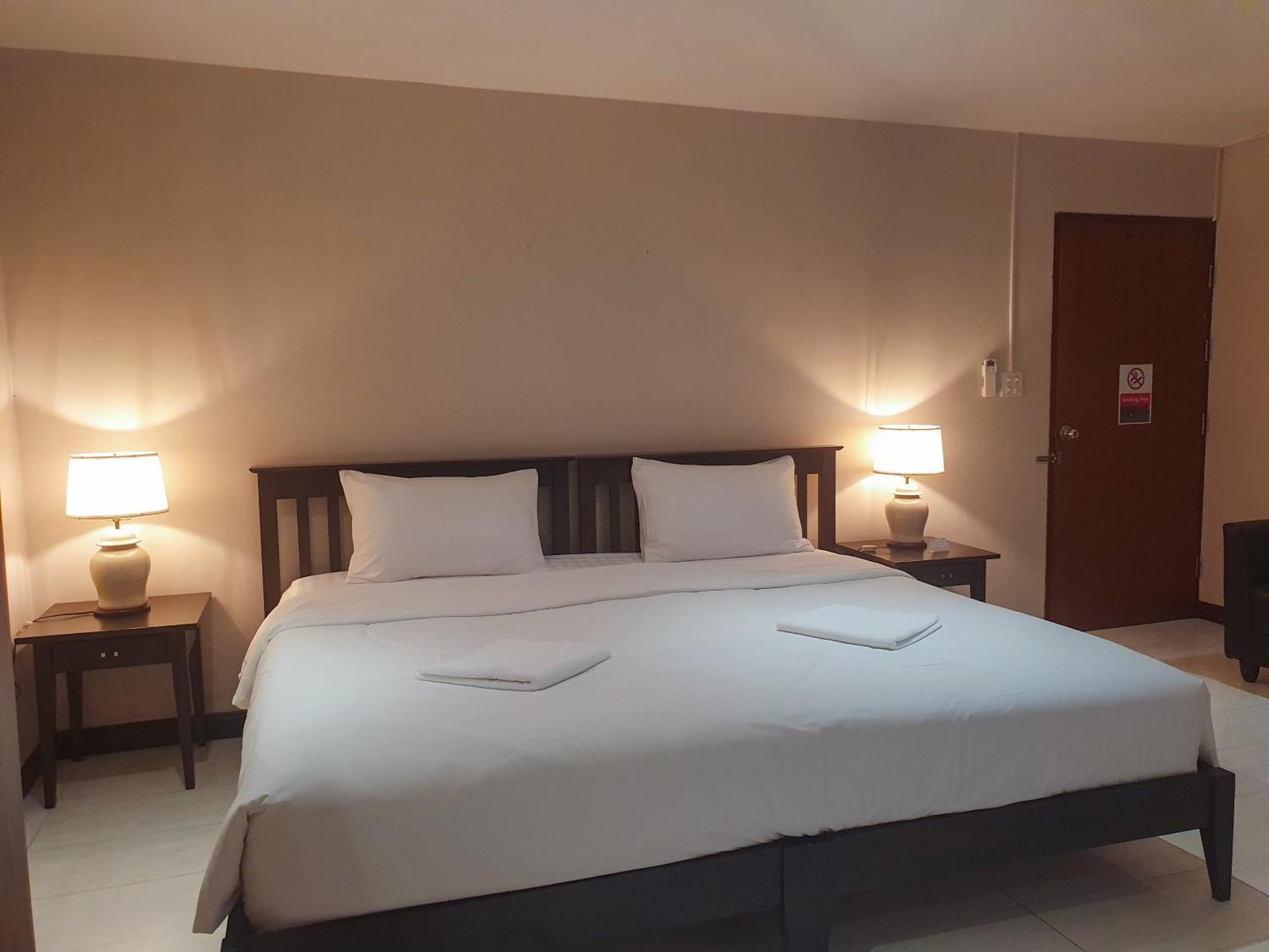 Executive Suite,1742903945:JPEG