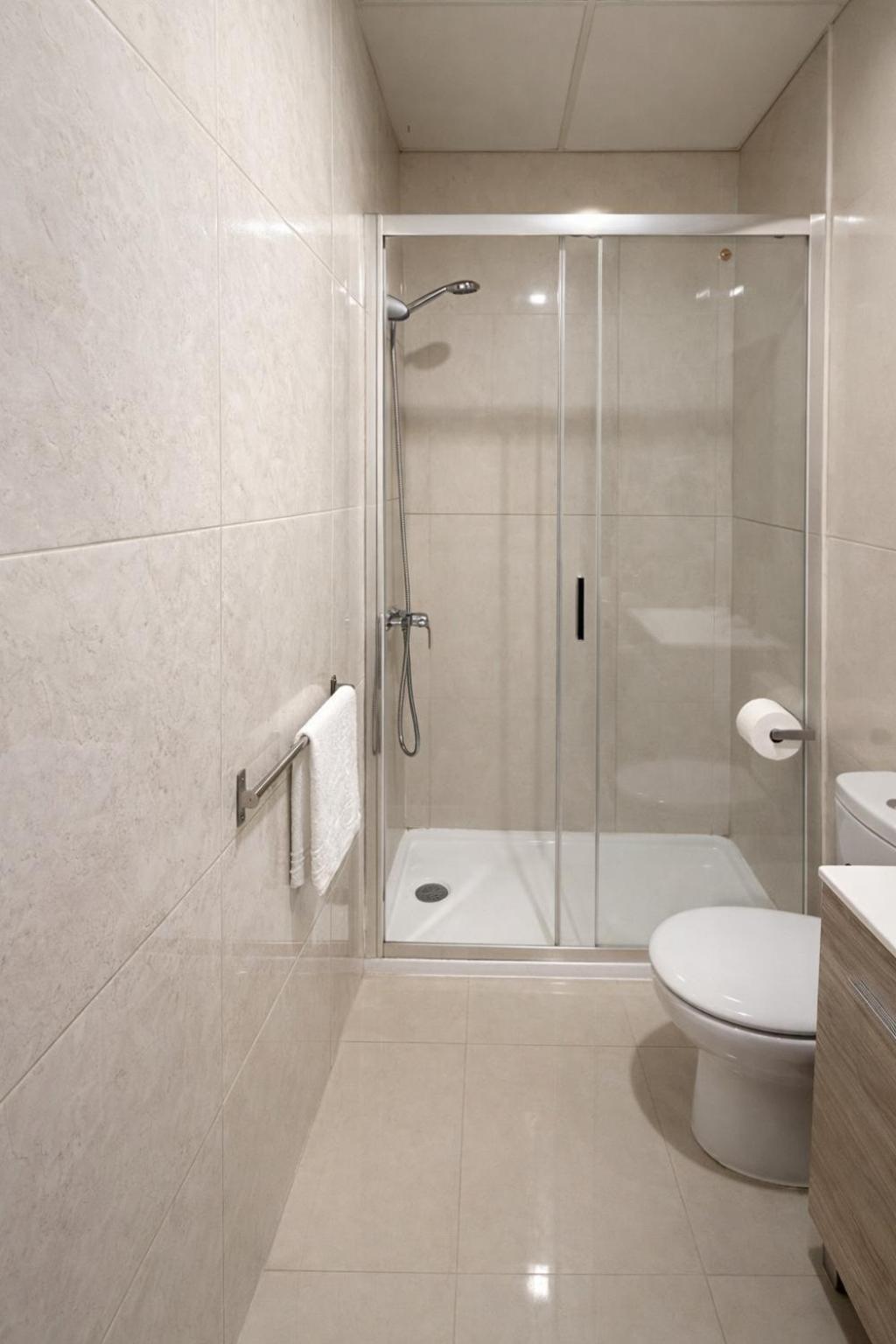 Habitación con cama grande y balcón