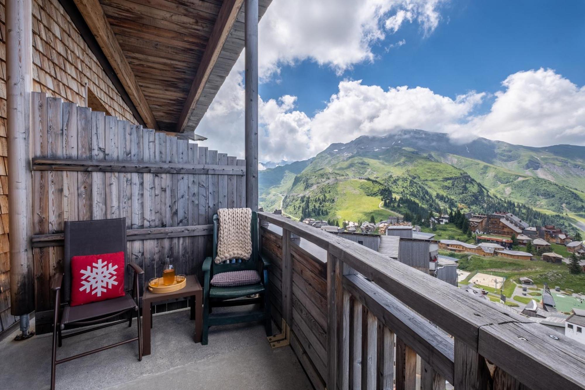 One-Bedroom Apartment Balcony Mountain View