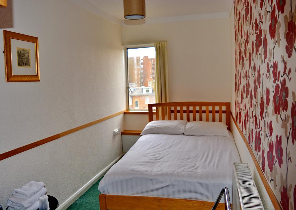 Quarto Duplo com Casa de Banho Partilhada
