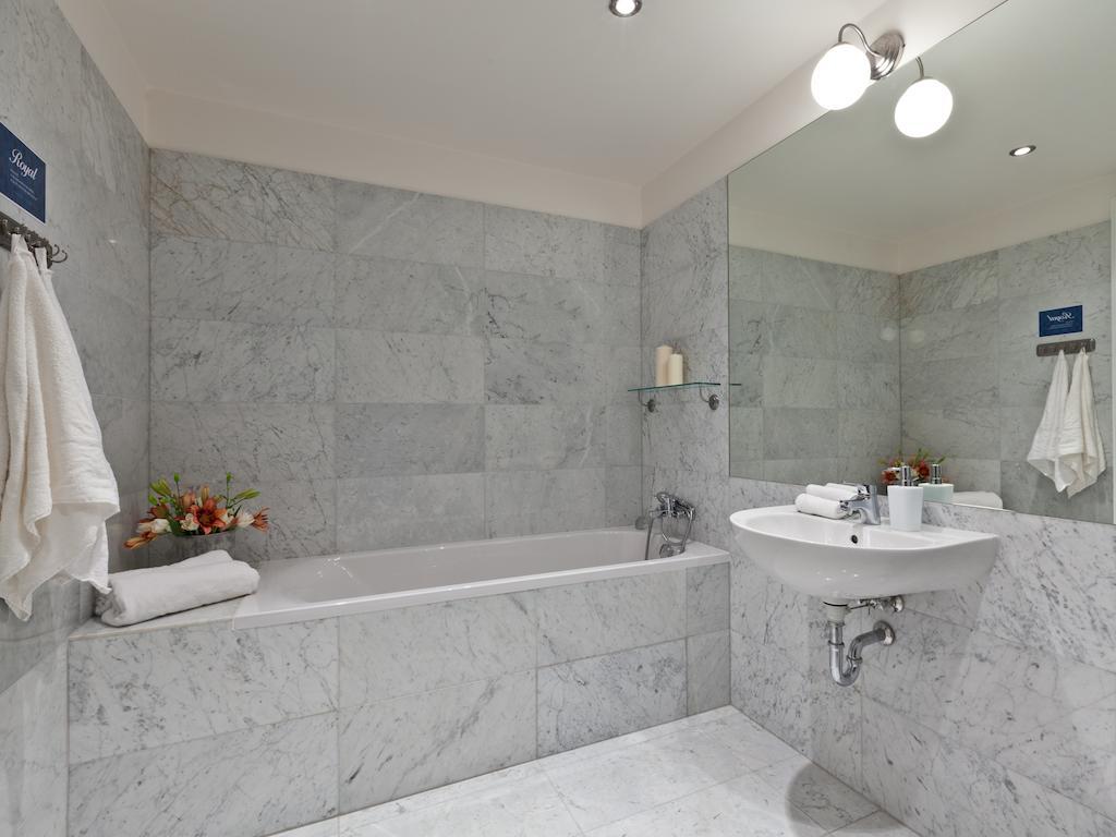 Deluxe Studio (2 adults),236062109:JPEG