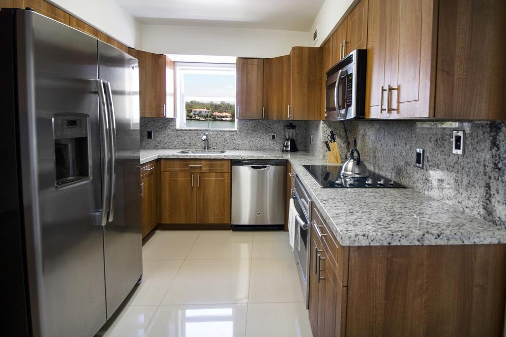 Corner Bayview Master Suite 2 Bedroom 2 Bath Kitchen