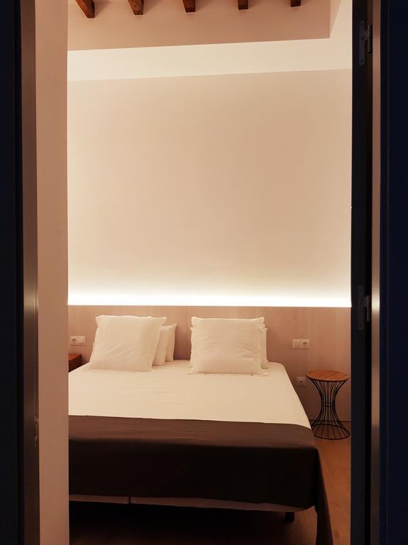 One-Bedroom Apartment Shower,559628379:JPEG