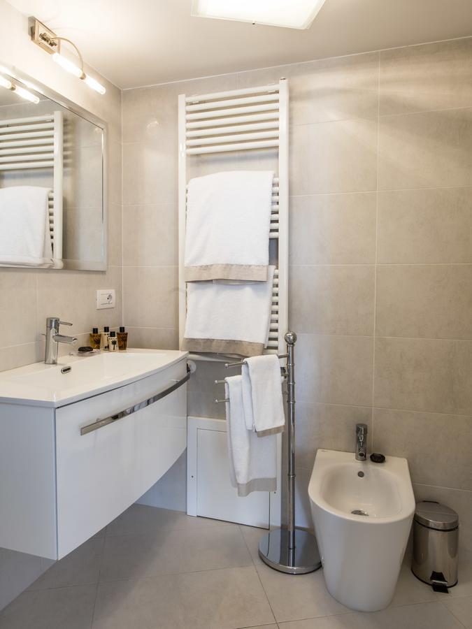 Deluxe One-Bedroom Apartment Balcony