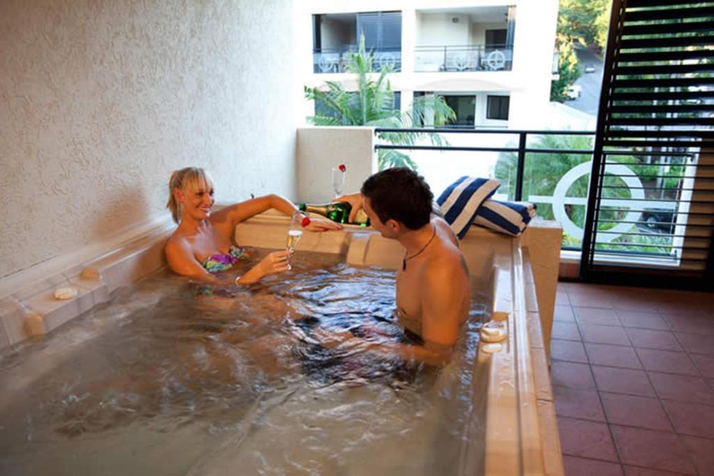 One-Bedroom Apartment with Hot Tub,109265067:JPEG