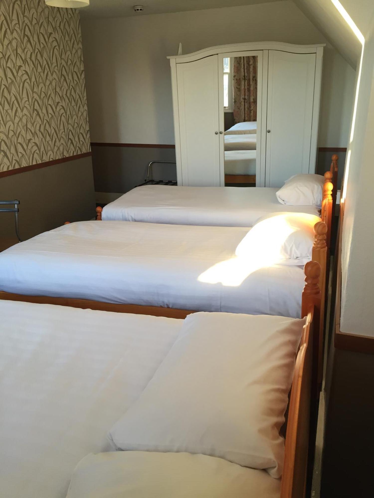 Quarto Familiar com Casa de Banho Partilhada