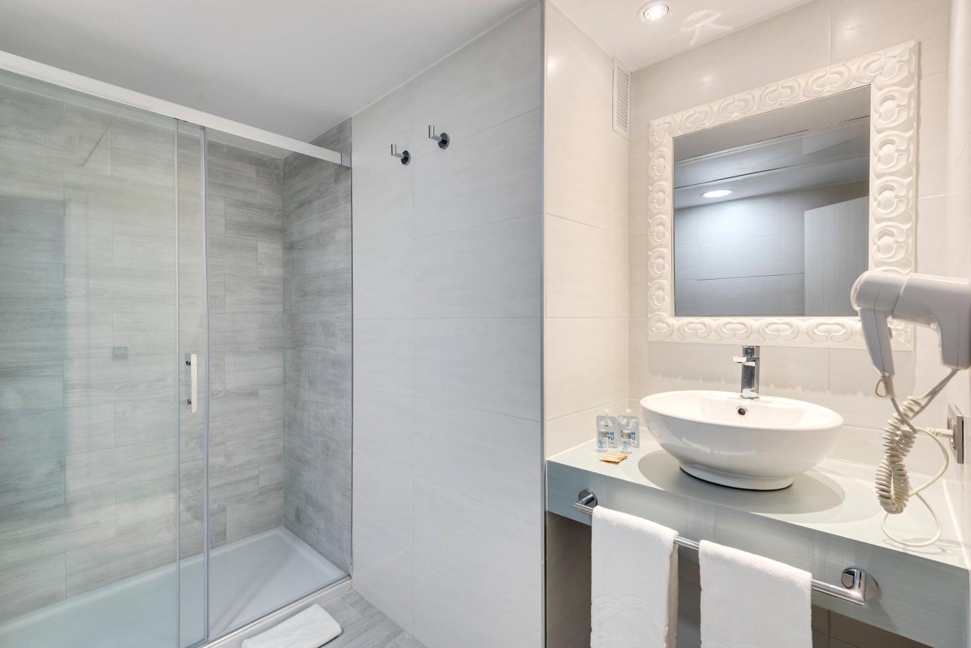 One-Bedroom Apartment with Pool View,1588042857:JPEG