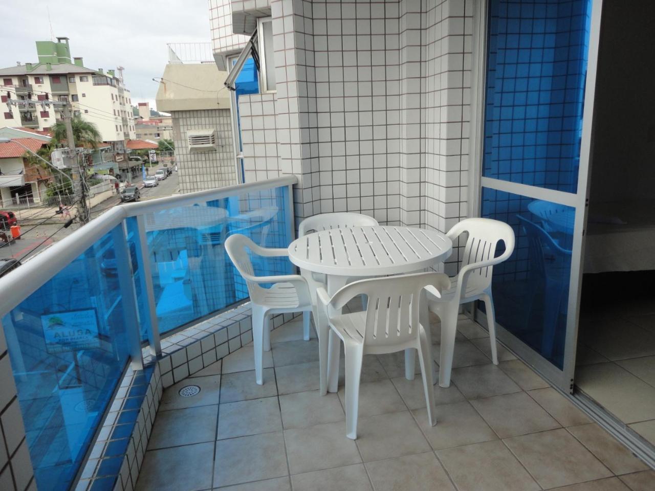 Apartamento de 1 Quarto com Cozinha e Varanda