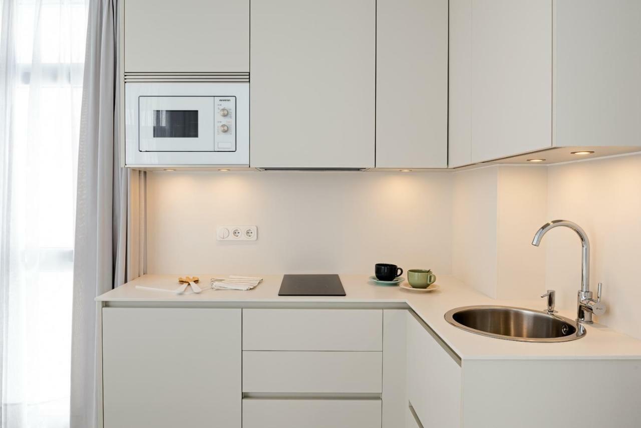 Superior One-Bedroom Apartment,811997160:JPEG