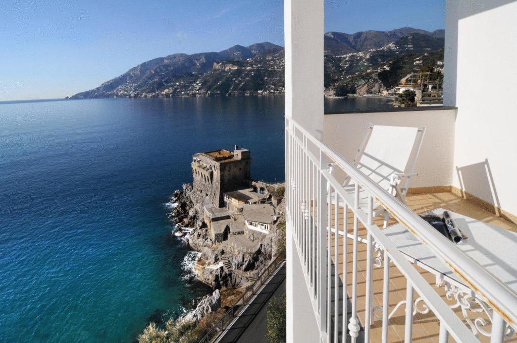 One-Bedroom Apartment with Sea View