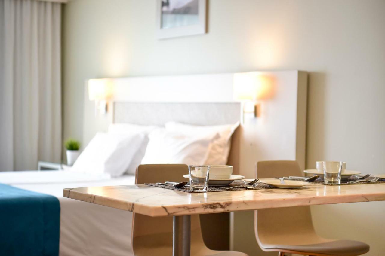 Premium Studio with Balcony and Pool View,831501008:JPEG