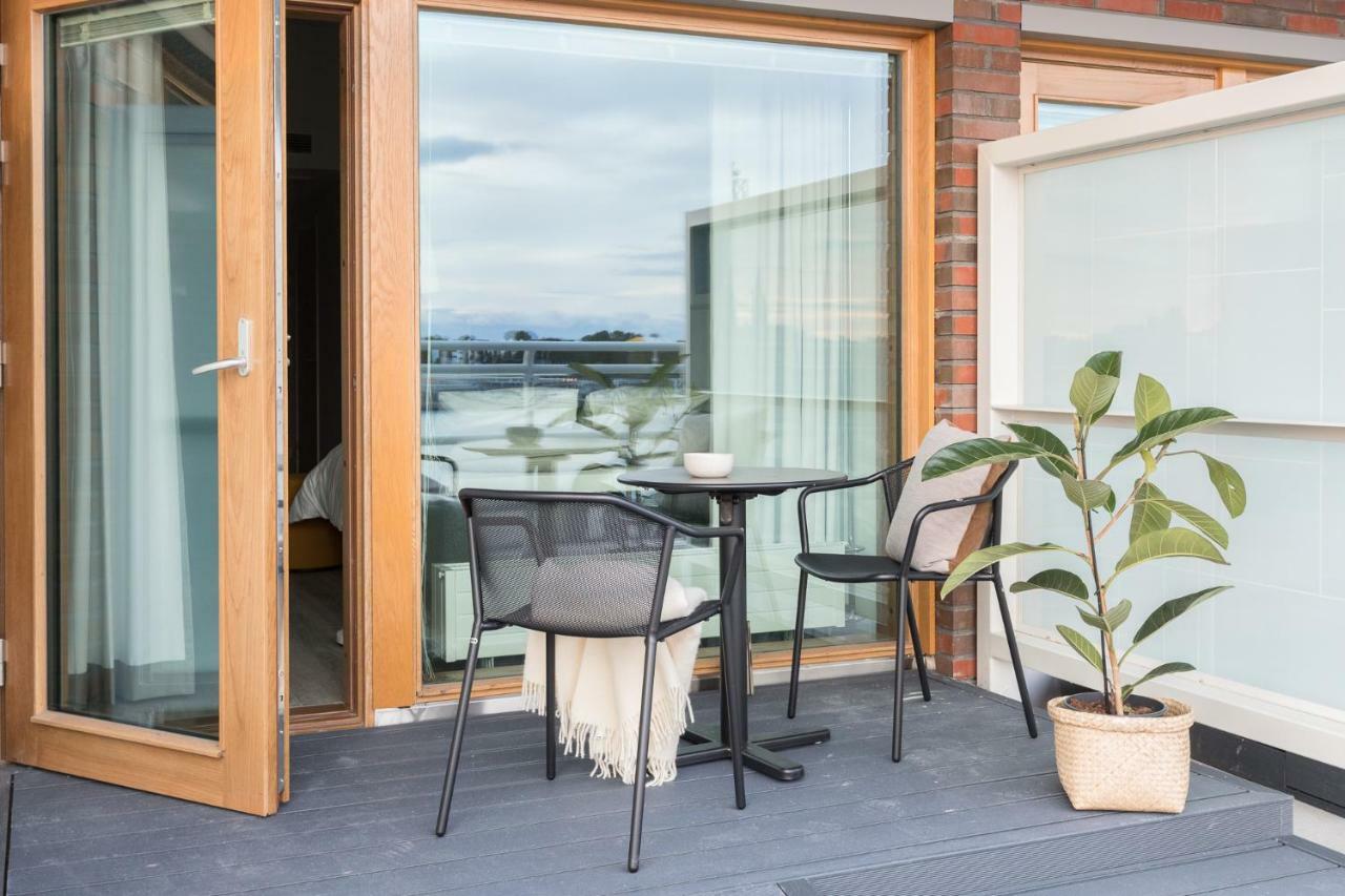 Compact-studio with a rooftop terrace,935783314:JPEG