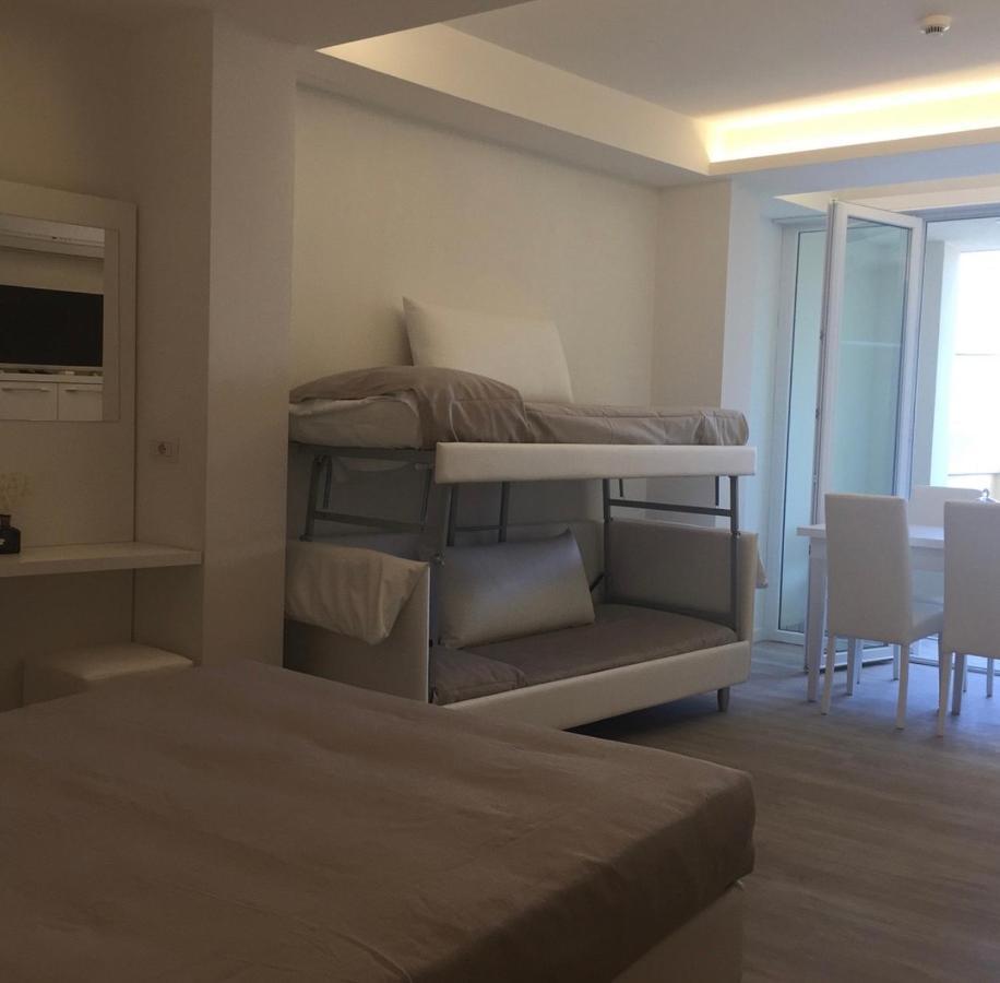 Family Studio,995635957:JPEG