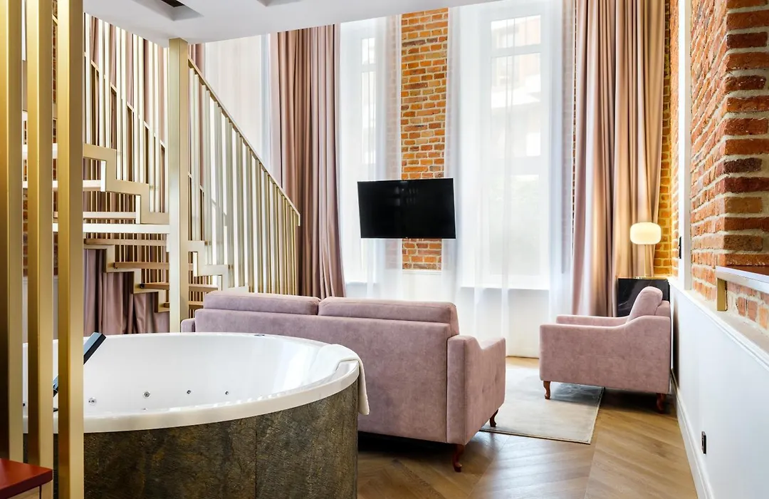 Golden Queen Deluxe Jacuzzi Apartments - Old Town-1