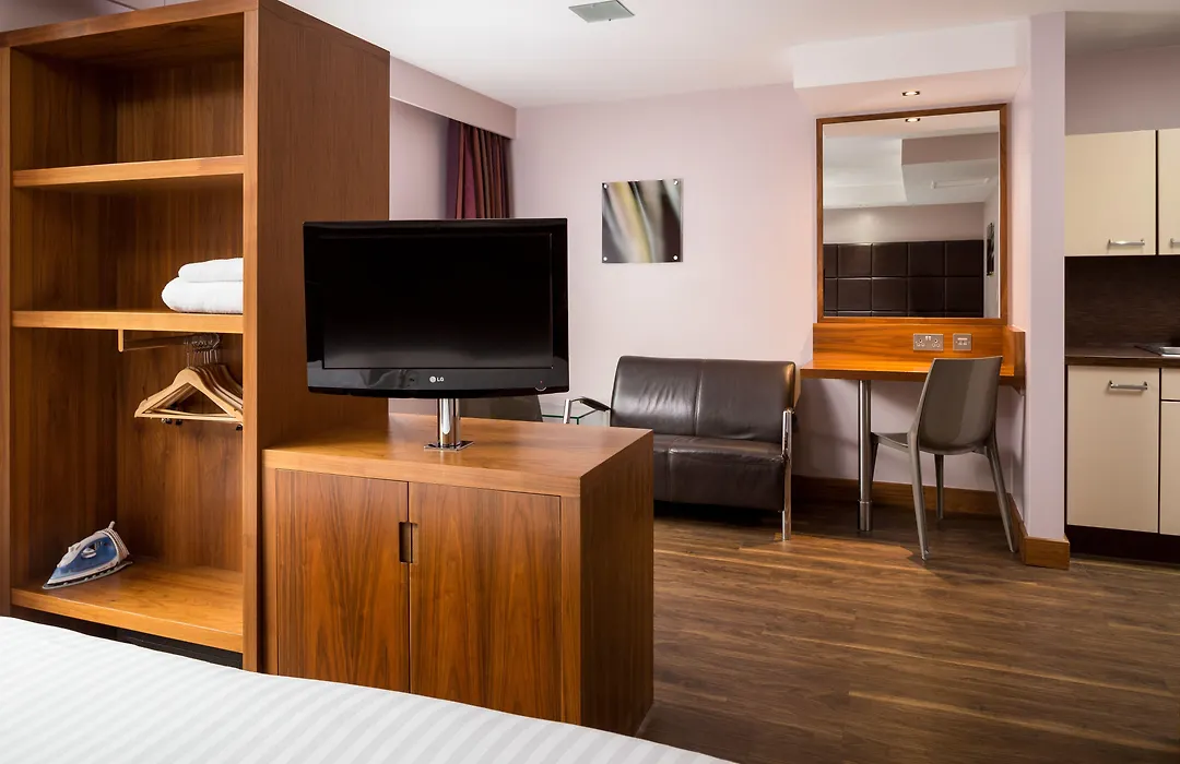Roomzzz Leeds City-1