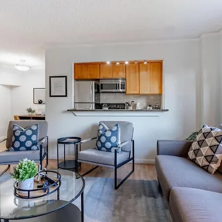 Vibrant Downtown, King Bed, Work Desk & Kitchen-2