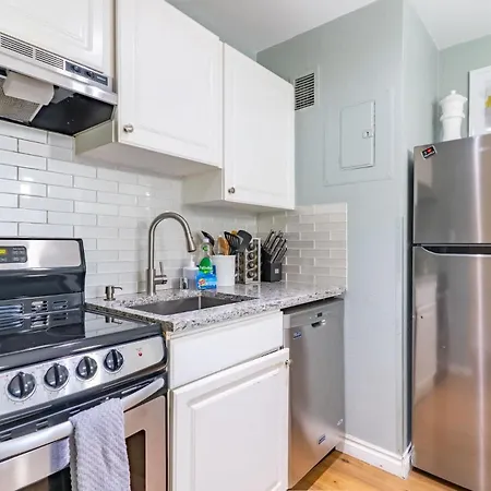 Eclectic Downtown & Cap Hill King Bed & Kitchen-3